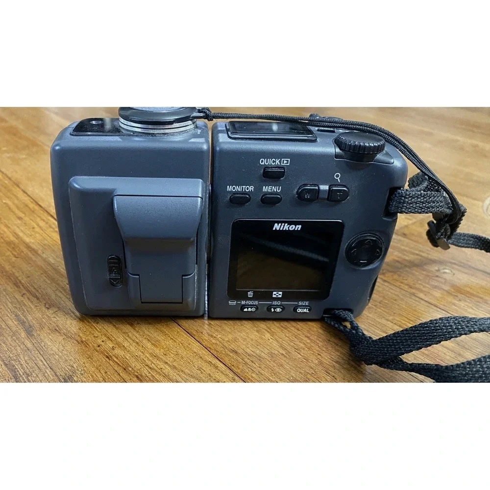 Nikon COOLPIX 995 Digital Camera - No Battery Charger - Untested